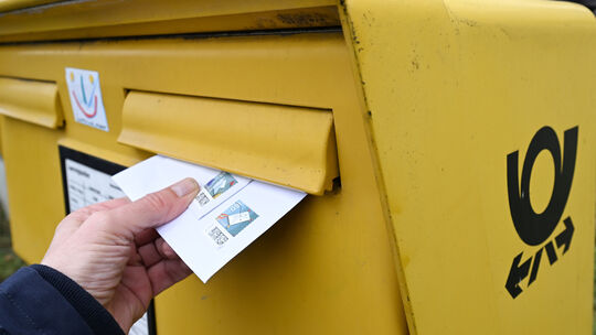 Immer weniger Postfilialen gibt es im ländlichen Bereich. An Briefkästen lassen sich zwar Briefe verschicken, aber sie ersetzen