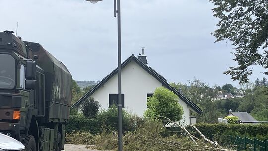 Das Sanitätsregiment 2 "Westerwald" aus Rennerod ist mit fünf Leuten und zwei Lkw zum Helfen vor Ort.