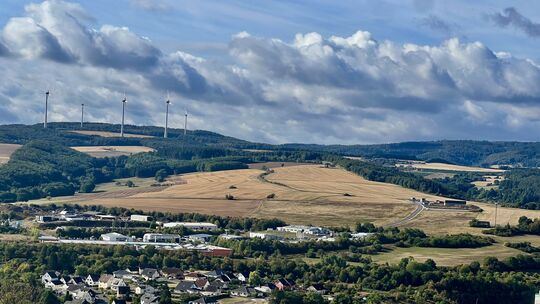 Blick auf das neue Industriegebiet Weidenberg oberhalb von Weierbach vom Staufenberg bei Fischbach aus. In der Verlängerung der