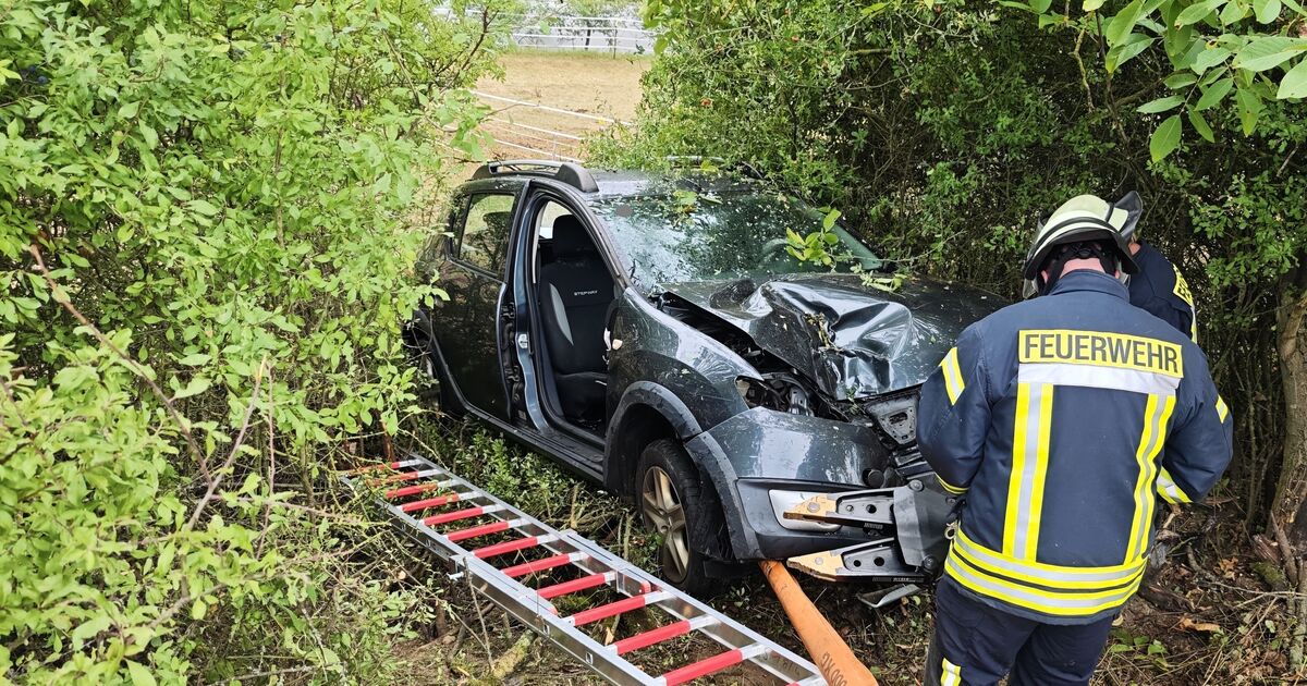 Unfall bei Oberstreit: Gegen einen Baum geprallt: Wehr befreit Autofahrer
