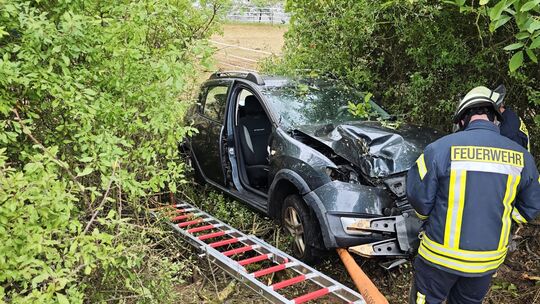 Die Feuerwehr aus Waldböckelheim entfernte die Beifahrertür, damit der Fahrer das Auto verlassen konnte. Die Wehr aus Oberstreit