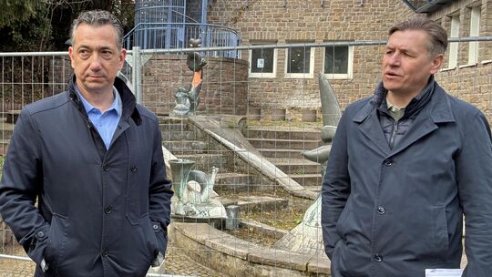Stadtbauamtsleiter Eduard Schuckmann (rechts) mit Oberbürgermeister und Baudezernent Emanuel Letz bei eienr Baustellenbegehung i