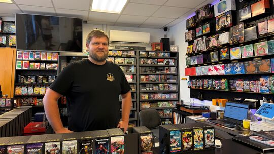 Geschäftsführer Moritz Kuhlmay hinter der Theke in seinem Laden Eldorado TCG, dem neu eröffneten Fachgeschäft für Sammelkartensp