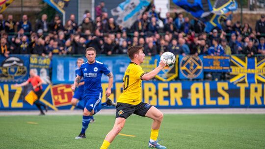 Hier ist Maxmilian Buchheit (gelbes Trikot) schneller am Ball als Baybachhöhes Lukas Klumb. Beim zwischenzeitlichen 2:1 für die