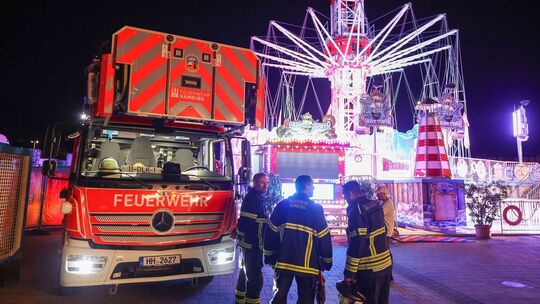 Menschen hingen im Kettenkarussell auf Hamburger Dom fest Menschen hingen im Kettenkarussell auf Hamburger Dom fest
