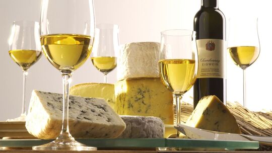 Käse und Wein stehen auf einem Tisch