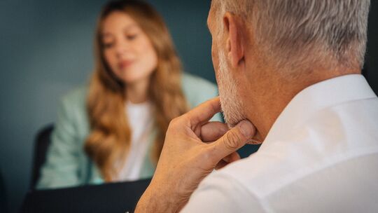 Eine Frau und ein Mann unterhalten sich im Büro
