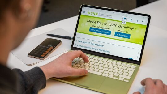 Ein Mann nutzt «Mein Elster» auf einem Laptop Ein Mann nutzt «Mein Elster» auf einem Laptop