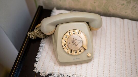 Ein Wählscheibentelefon steht auf einem Tisch