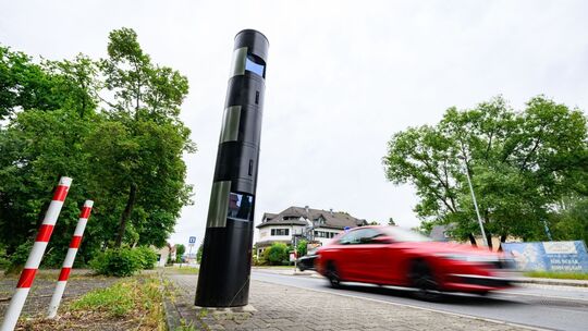 Ein Blitzer steht in einer 30-Zone an der Straße Ein Blitzer steht in einer 30-Zone an der Straße