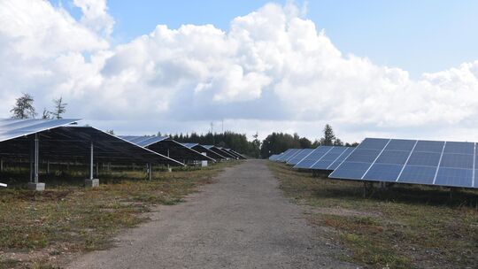 Nach fünf Jahren steht der Solarpark in Winden und produziert bereits seit Anfang Juli klimaneutralen Strom.