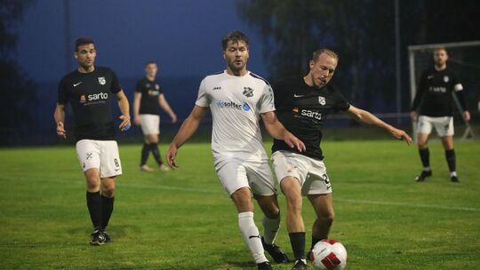 Die SG Werlau/Urbar (schwarze Trikots, am Ball Nicolai Neuendorf, links Daniel Müller) warf im Kreispokal 1 den A-Klasse-Lokalri