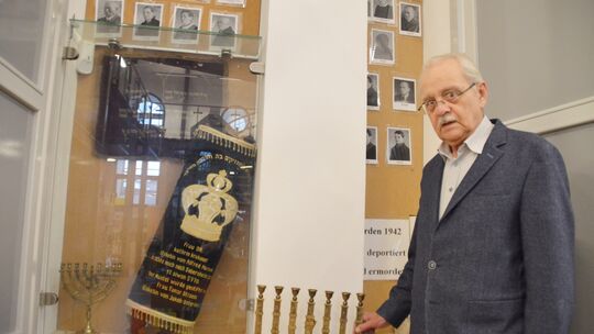Hans-Eberhard Berkemann im Jahr 2018 vor dem alten Thoraschrein im Kulturhaus Synagoge. Des Lebens und Wirkens des Ende Mai vers