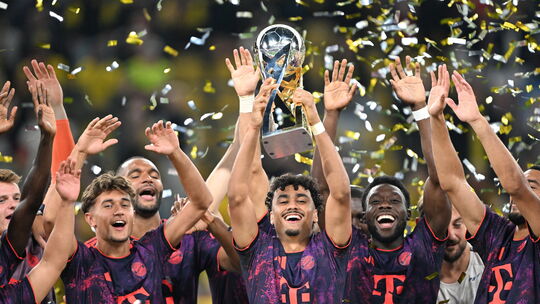 Die Spieler von Bayern München feiern den Gewinn des Supercups. Und viele Experten sind überzeugt: Auch die Meisterschaft ist de