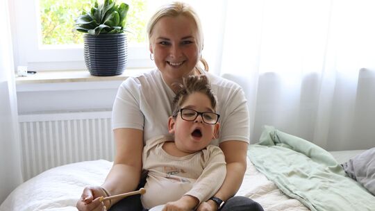 Der Aufenthalt in einer Reha-Klinik sorgte dafür, dass Manuel jetzt aufrecht sitzen kann und sich seine Motorik verbessert hat.