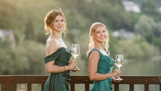 Weinkönigin Maline und Weinprinzessin Nele freuen sich auf das Bullayer Herbstfest.