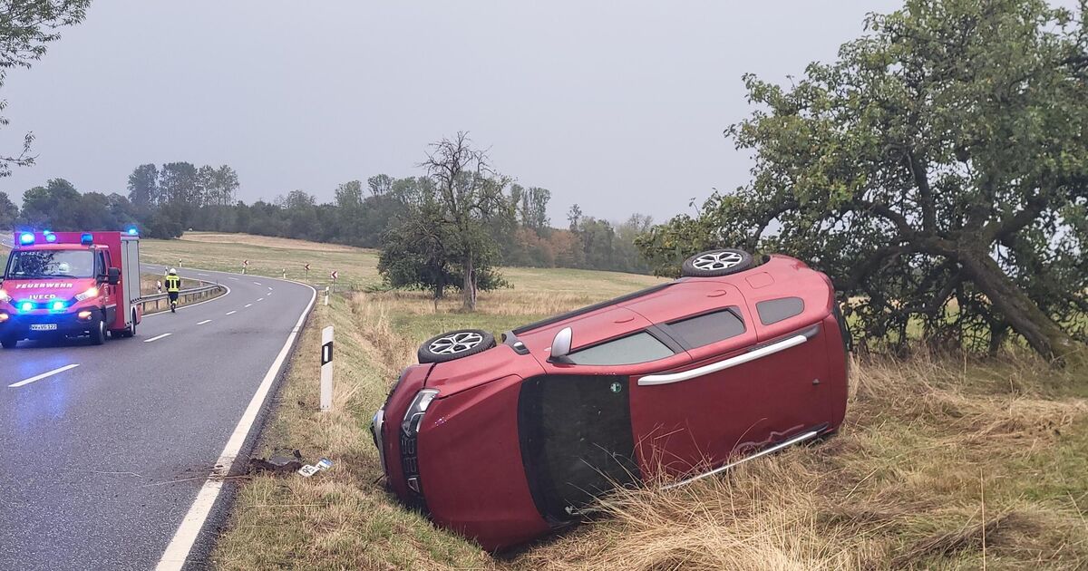 Luckily only slightly injured: Dacia driver lands spectacularly in a ditch ...