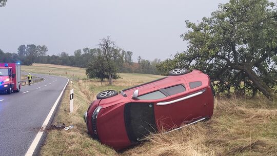 Nach einem Alleinunfall auf der B8 landete ein 20-Jähriger mit seinem Dacia spektakulär im Graben.