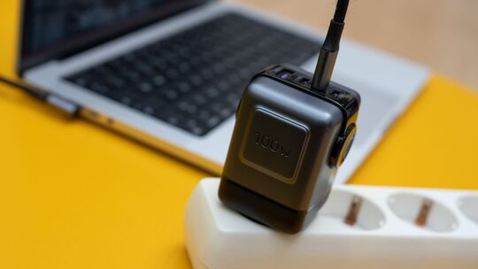 Ein USB-C-Ladegerät mit der Aufschrift 100 Watt Ein USB-C-Ladegerät mit der Aufschrift 100 Watt