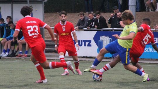 Das Granulat spritzt: Mayens Kevin Cabello (rechts) beim Versuch, Weitersburgs Jannik Seitz den Ball wegzuspitzeln.