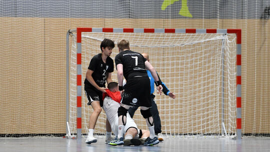 Beim Handball geht’s in der Deckung auf engstem Raum zuweilen alles andere als zimperlich zu. Hier nehmen Grünschnabel Jannis Da