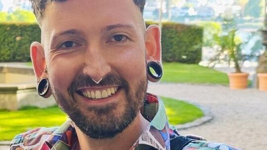 „Bares für Rares“-Händler Fabian Kahl lebt seit 2025 in Unkel. Der Ort liegt näher an seinem Drehort in Köln, ist aber auch von