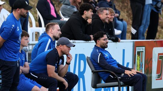 Von einem „guten Zeichen“ an den Rest der Bezirksliga sprach Metternichs Trainer Leo de Sousa (vorn rechts sitzend) nach dem Sie
