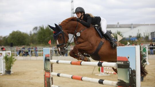 Riana Eisenmenger hat in Nisterau mit Quipeggios Alazan wie im Vorjahr das S-Springen am zweiten Turniertag gewonnen.