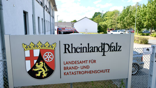 Das Landesamt für Brand- und Katastrophenschutz Rheinland-Pfalz hat seinen Sitz auf dem Asterstein in Koblenz. In der Landesbehö Das Landesamt für Brand- und Katastrophenschutz Rheinland-Pfalz hat seinen Sitz auf dem Asterstein in Koblenz. In der Landesbehö
