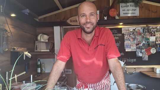 Herzhaft oder süß? Jan Länge an seinem Stand auf dem Wochenmarkt in Ehrenbreitstein. Herzhaft oder süß? Jan Länge an seinem Stand auf dem Wochenmarkt in Ehrenbreitstein.