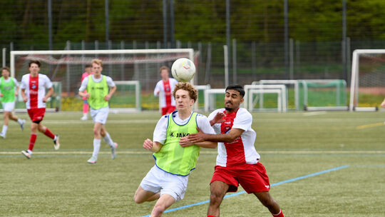 Yossef Arabzada (rechts, im Duell mit dem Wirgeser Janne Mang) hat sich nach dem Wechsel von der Eisbachtaler A-Jugend gut am Fr