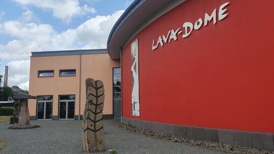 Vor dem Lava-Dome in Mendig muss eine Fläche mit einer Platte sicherer gemacht werden. Vor dem Lava-Dome in Mendig muss eine Fläche mit einer Platte sicherer gemacht werden.