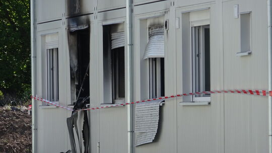 Durch den in der Nacht auf den 21. April gelegten Brand brannte ein Großteil der Container in dem Gebäudekomplex im Andernacher Durch den in der Nacht auf den 21. April gelegten Brand brannte ein Großteil der Container in dem Gebäudekomplex im Andernacher