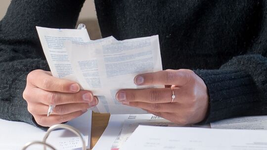 Frau hält Belege in der Hand