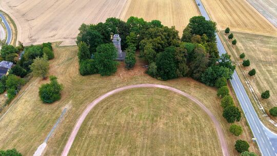 Das Rochusfeld in Sargenroth mit Blickrichtung zum 1902 erbauten Bismarckturm: Das Grün mit der Laufbahn und den Sprunggruben is