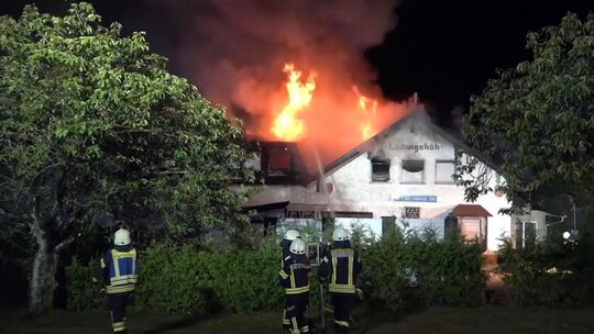 Einsatzkräfte der Feuerwehr löschten in der Nacht auf den 19. August den Großbrand im Swingerclub „Absinth an der B8“.