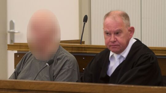 Hans S. hat den dritten Verhandlungstag im Mordprozess Amy Lopez vor dem Koblenzer Landgericht erneut regungslos neben seinem Ve Hans S. hat den dritten Verhandlungstag im Mordprozess Amy Lopez vor dem Koblenzer Landgericht erneut regungslos neben seinem Ve