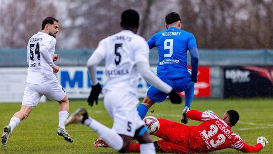 Im letzten Aufeinandertreffen zwischen dem FC Emmelshausen-Karbach, hier noch mit Max Wilschrey (blaues Trikot), erlebte der FC