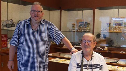 Sohn und Vater – beide heißen Franz Oster – in einem der ältesten Geschäfte der Stadt. Ende des Jahres schließt der Schmuck- und