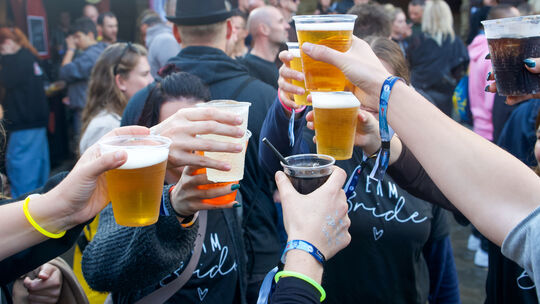 Prost: Besucher des Festivals Castle Beats in Brodenbach stoßen an. Unsere Redaktion hat vier weitere Festivals in der Region he Prost: Besucher des Festivals Castle Beats in Brodenbach stoßen an. Unsere Redaktion hat vier weitere Festivals in der Region he