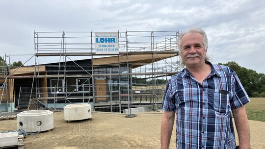 Ortsbürgermeister Rainer Zeuner zeigt sich zufrieden mit dem bisherigen Baufortschritt am neuen Dorfgemeinschaftshaus in Eichelh