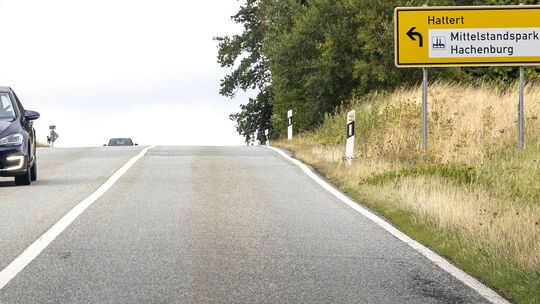 Kurz vor Hachenburg – aus Richtung Merkelbach kommend – führt die B413 zunächst durch eine Talsohle und danach über eine Kuppe.