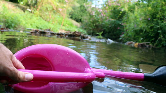 Wasserentnahme am Brohlbach in Karden: Eine Gießkanne ist in der Behördensprache ein Handschöpfgerät. Damit Wasser für den sogen