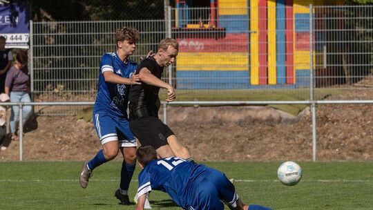 Max Bernhard (schwarzes Trikot) entwickelt als Zehner der SG Weinsheim eine große Torgefahr, wie er mit dem 2:0 in Schmittweiler