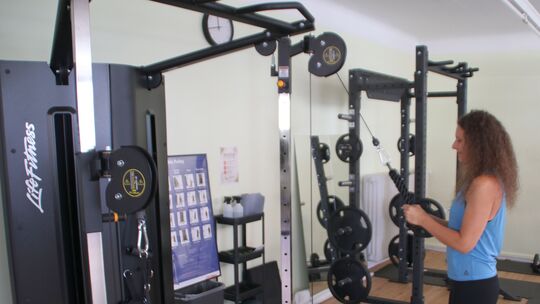 Sarah Banner am Trainingstower, an dem bis zu 300 unterschiedliche Übungen möglich sind. Sarah Banner am Trainingstower, an dem bis zu 300 unterschiedliche Übungen möglich sind.