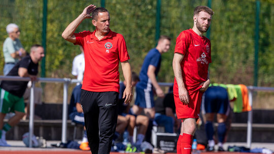 Pascal Geibel (links), der Trainer des SC Birkenfeld, ist mit seinem Team noch ungeschlagen. Rechts wartet Michael Rodriguez auf