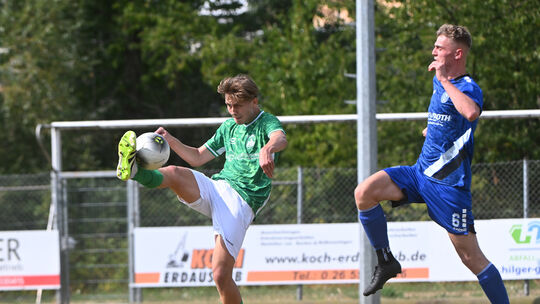 Maximilian Lochner (am Ball, hier im Spiel gegen Neuwied) vom SV Oberzissen brach sich beim Spiel in Binningen das Wadenbein.