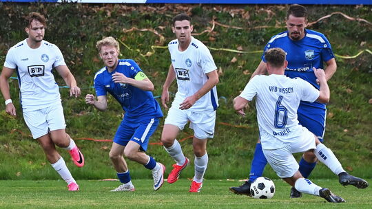 Der schwer zu bespielende Platz in Friedewald sorgte sowohl beim VfB Wissen (in Weiß) als auch bei der SG Weitefeld (in Blau) fü