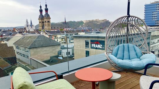 Von der Dachterrasse aus hat man interessante Ausblicke über die Koblenzer Altstadt.