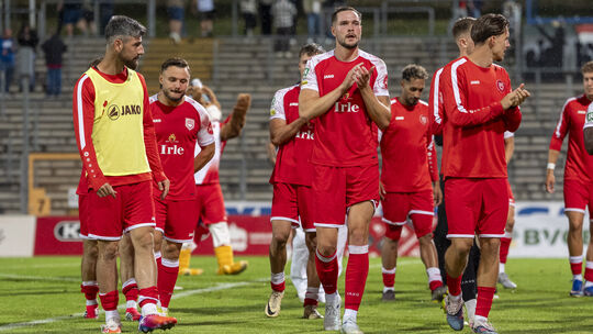 Nach dem Unentschieden gegen die U23 von Borussia Mönchengladbach sind die Sportfreunde Siegen in Rödinghausen auf den ersten Si